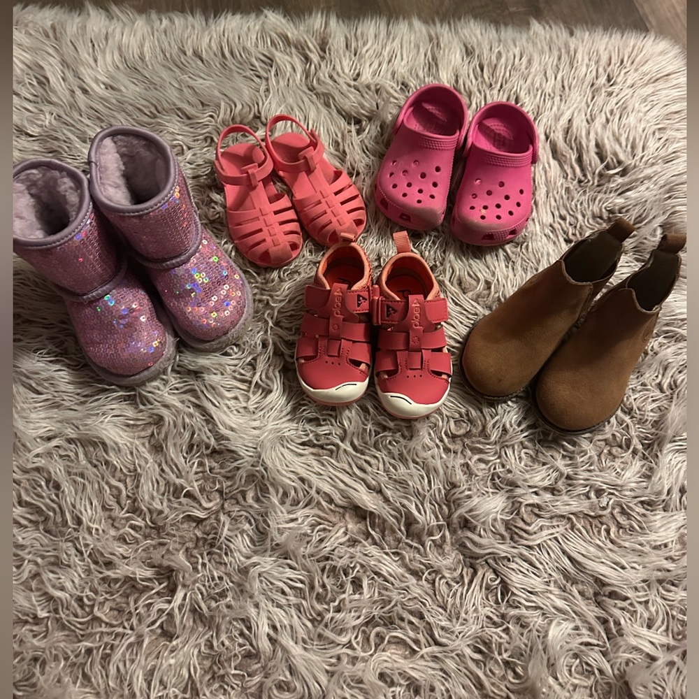 Bundle size 6/7 toddler shoes